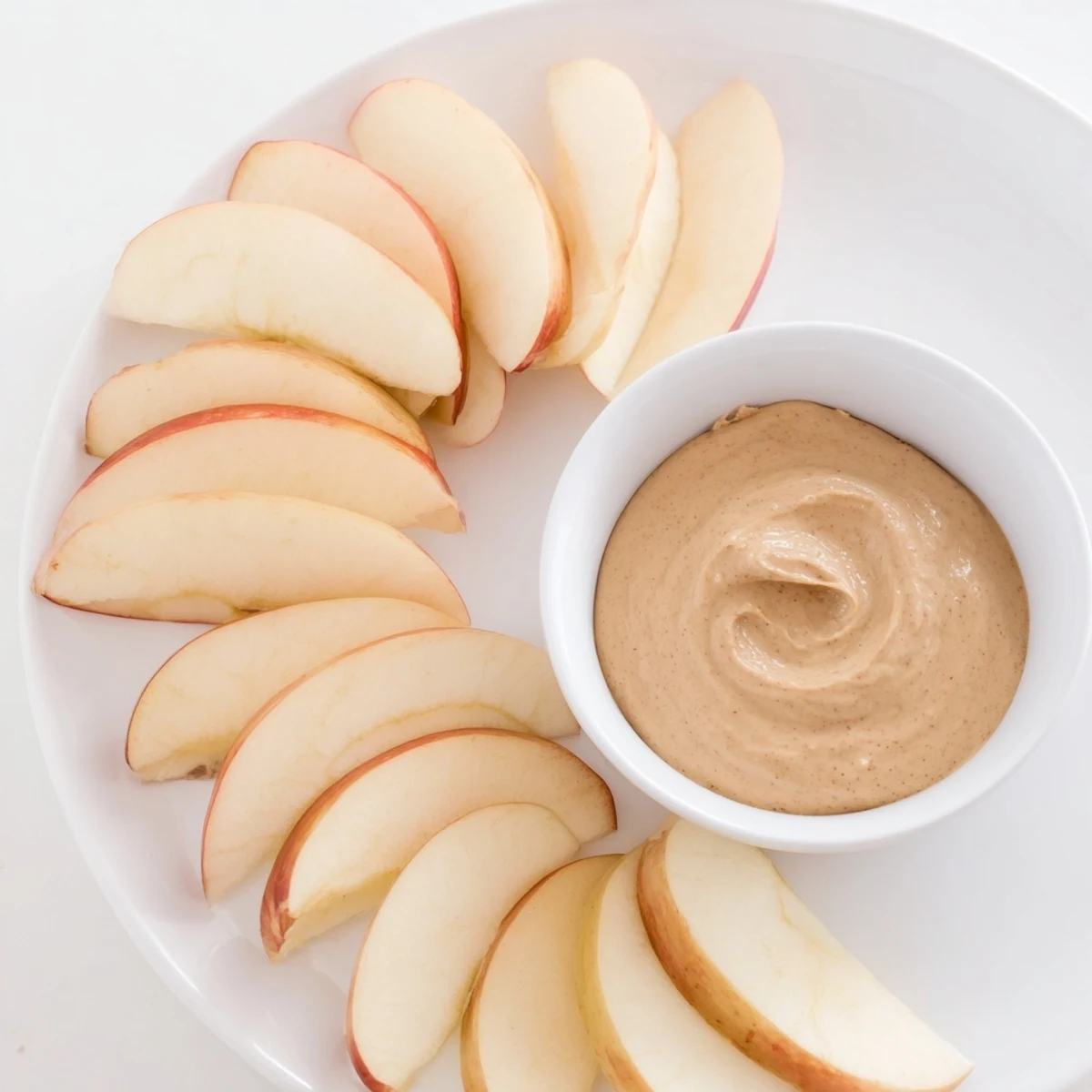 Delicious apple slices with peanut butter dip, a quick and healthy American snack.