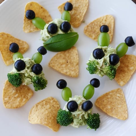 Vibrant Attack d'Extraterrestres Snacks Verts: a cosmic platter of colorful green veggie aliens, ready to devour!