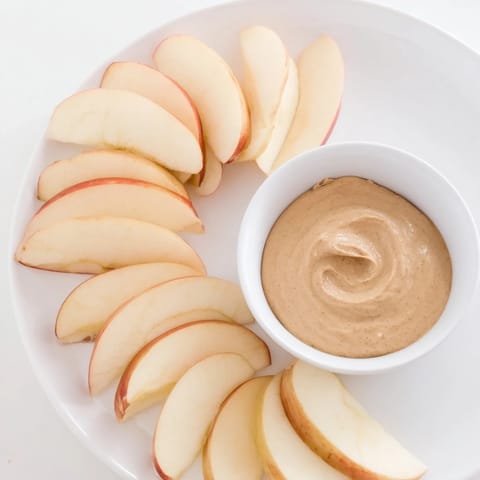 Delicious apple slices with peanut butter dip, a quick and healthy American snack.
